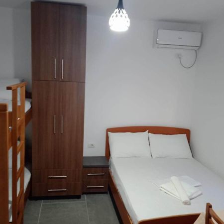 Villa Besnik, Rooms For Rent Vlorë Exterior foto