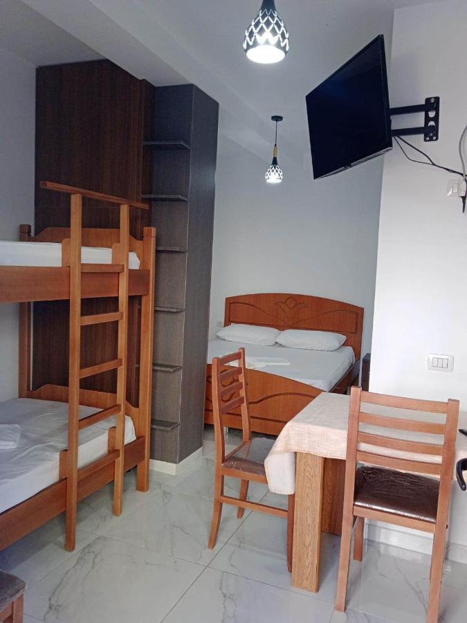 Villa Besnik, Rooms For Rent Vlorë Exterior foto